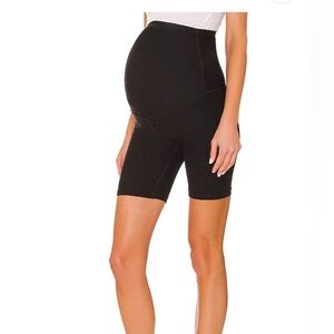 Beyond Yoga maternity shorts darkest night Medium